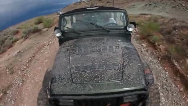 Jeep dirigindo através de uma paisagem lamacenta — Vídeo de Stock
