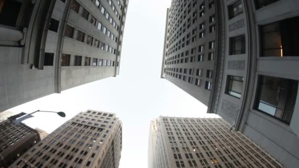开车沿着一条街道，林立的摩天大楼 — 图库视频影像