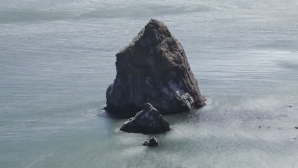 Time-lapse van de wervelende rond een rots fjord oceaan. — Stockvideo