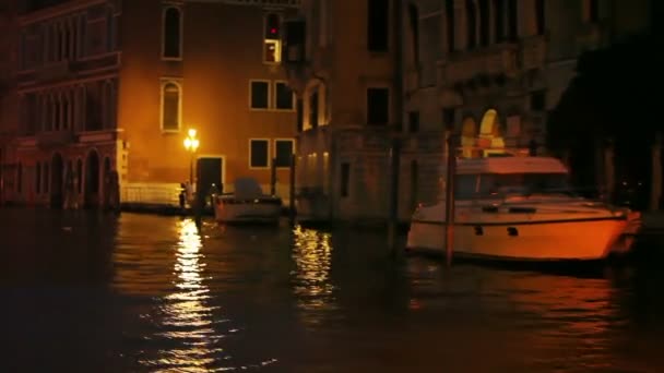 Venetië canal vanaf een boot in de nacht — Stockvideo