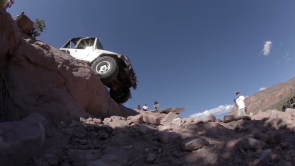 Jeep kommer ner från en avsats — Stockvideo