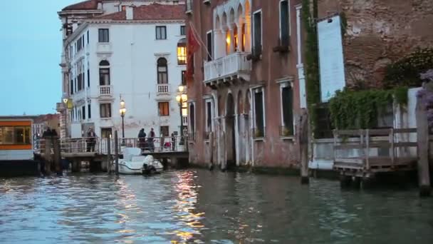 Reizen op de Venetië-Canal — Stockvideo