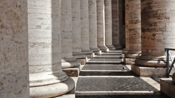 Rij zuilen van de Colonnade bij St. Peter's. — Stockvideo