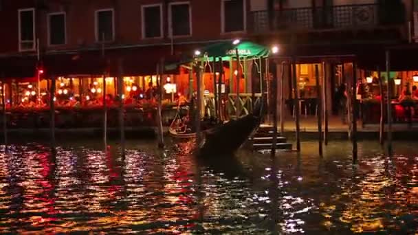 Góndola por la noche en Venecia — Vídeo de stock