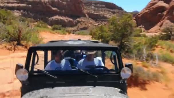 Jeep conduciendo sobre rocas en Moab — Vídeos de Stock