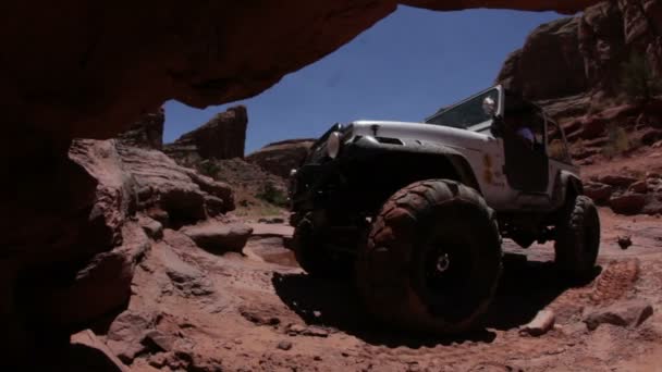 Jeep jest trudny wobec wspinać się urwiskiem — Wideo stockowe