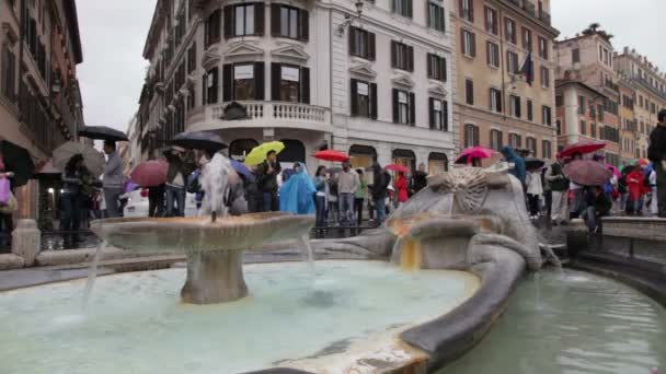 Turistas admirando a igreja Trinita dei Monti — Vídeo de Stock