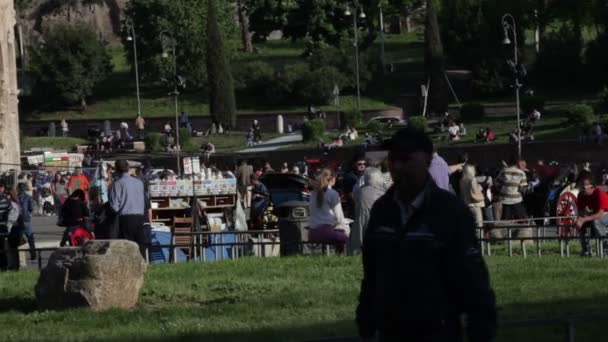 Touristes se relaxant autour de l'extérieur du Colisée à Rome, Italie . — Video