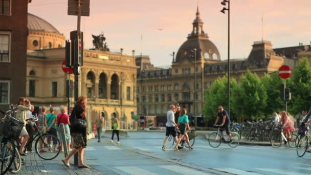 Estrada movimentada em Copenhague ao pôr do sol — Vídeo de Stock