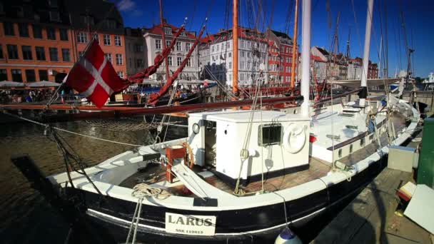 Barco en un muelle en Copenhague, Dinamarca . — Vídeo de stock