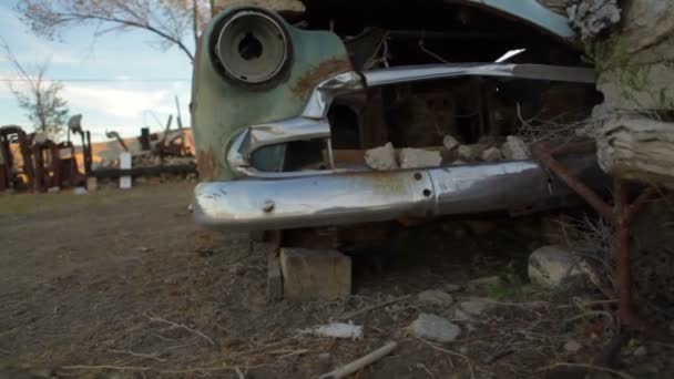 Starý, rezavé auto na Thunder Mountain Park — Stock video