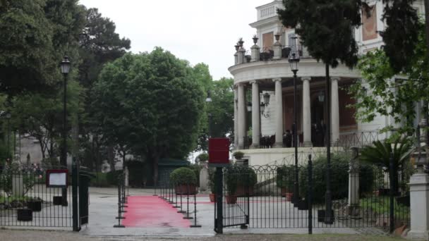 Tapete vermelho que leva a um buiding romano — Vídeo de Stock