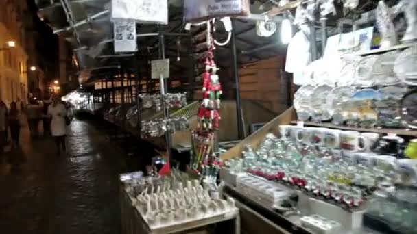 Foules marchant près d'un étal d'un marché en plein air — Video