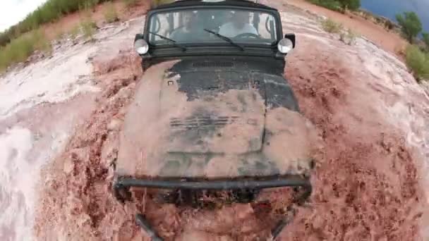 Jeepen kör genom muddy waters — Stockvideo