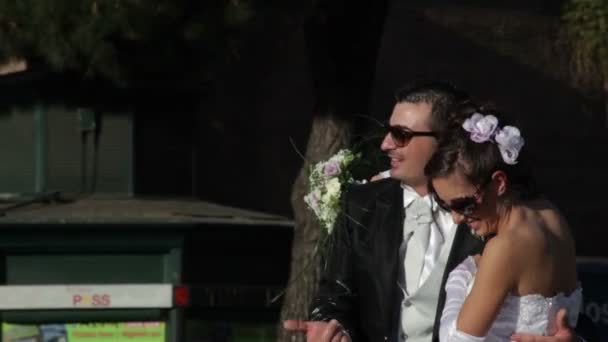 Um casal recém-casado está de braços cruzados. Filmado em Roma, Itália . — Vídeo de Stock