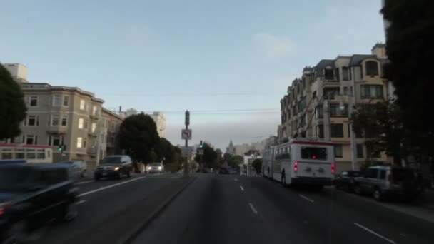 Vorbei an großen Gebäuden in San Francisco. — Stockvideo