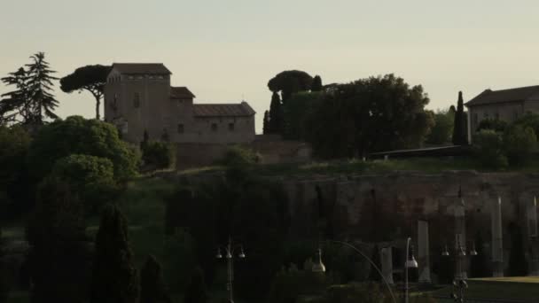 Santa Francesca Romana byggnader och trädgårdar. — Stockvideo