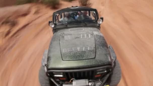 吉普车驾驶岩石地形 — 图库视频影像
