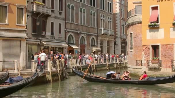 Gondolier tourne gondole autour — Video