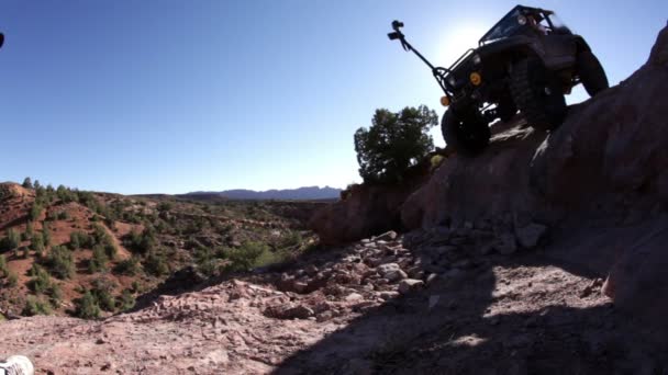 Jeep krabbelt einen großen Felsen hinunter — Stockvideo