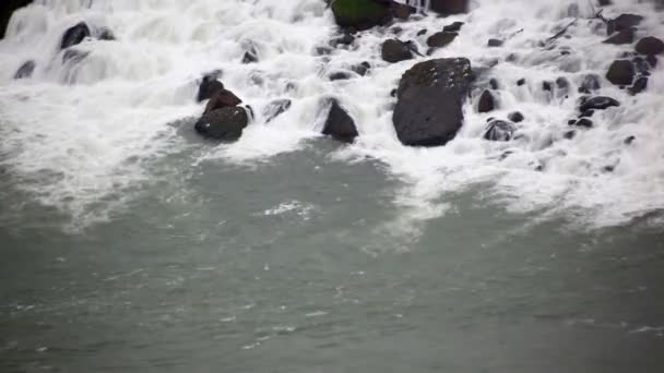 Water vallen op de rotsen bij de Niagara Falls — Stockvideo
