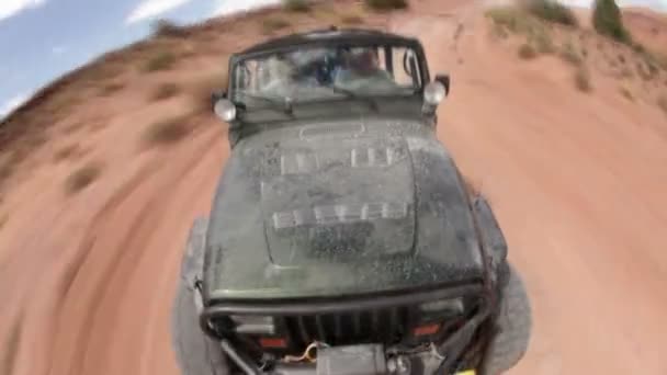 Jeep parcourant un chemin de terre — Video