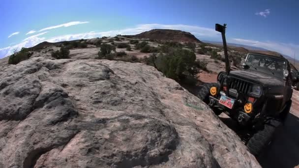 吉普车爬大岩石形成 — 图库视频影像