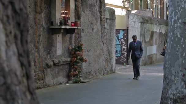 Un uomo solitario cammina sul marciapiede . — Video Stock