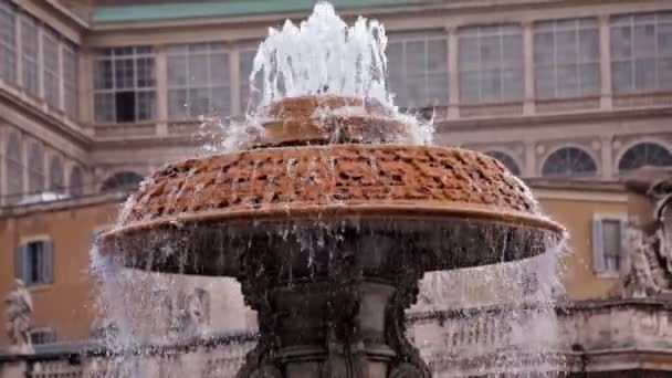 Actieve St Peter's Square fontein — Stockvideo