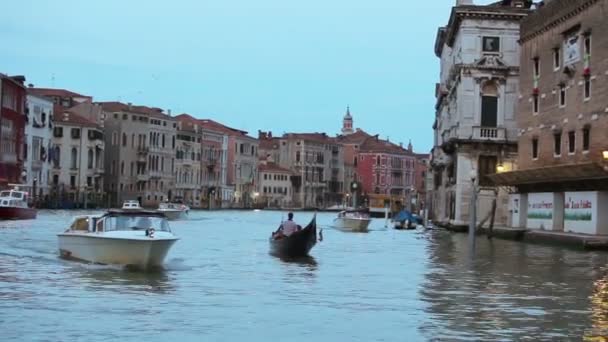 Barcos en el canal veneciano al atardecer — Vídeo de stock