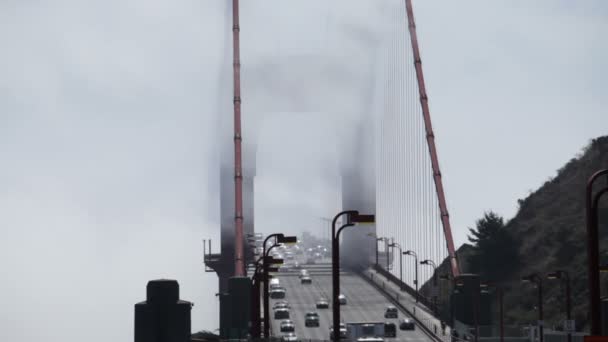 Goldene Torbrücke im Nebel — Stockvideo