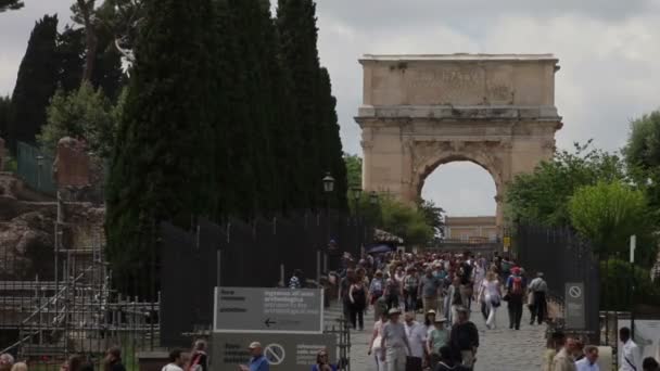 Båge av Titus och turister sett walking — Stockvideo