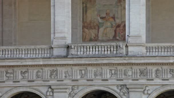 Arcs et une peinture sur un mur à Rome — Video