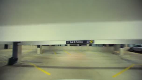 Auto vstupuje do garáže — Stock video