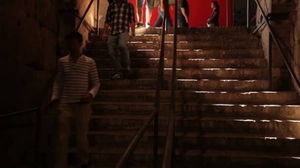 Os turistas descem rapidamente um lance de escadas no Coliseu de Roma, Itália . — Vídeo de Stock