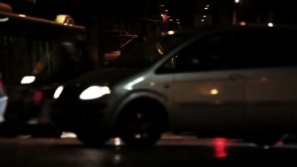 Viaje nocturno en una concurrida intersección — Vídeos de Stock