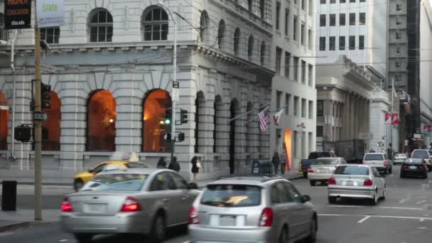 Napędu samochodów przez skrzyżowanie w San Francisco — Wideo stockowe