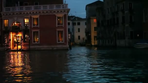 Viajando por Venecia por la noche — Vídeo de stock