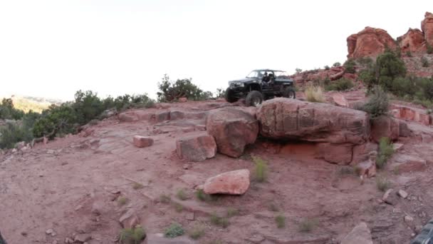 Czarny Jeep crawling ponad skały — Wideo stockowe