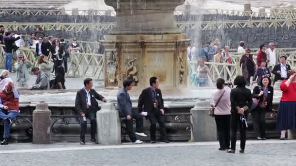 Τουρίστες στο σιντριβάνι στην πλατεία του Αγίου Πέτρου. — Αρχείο Βίντεο