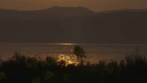 Stock Footage van de Video van een gele zonsondergang aan het meer van Galilea geschoten in Israël — Stockvideo