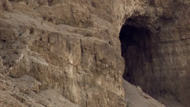 Grotta i en klippvägg sköt i Israel — Stockvideo