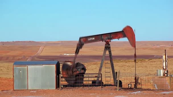 Plataforma petrolera en el campo petrolífero — Vídeo de stock