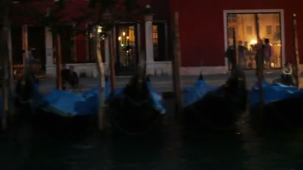 Plovoucí kolem ukotvených gondole v Benátkách — Stock video