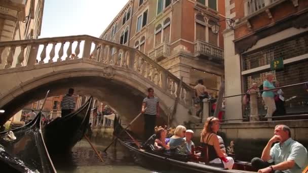 Gondolas pasando por debajo del puente — Vídeos de Stock