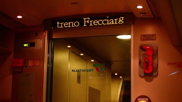 Welcome sign aboard an Italian train. — Stock Video