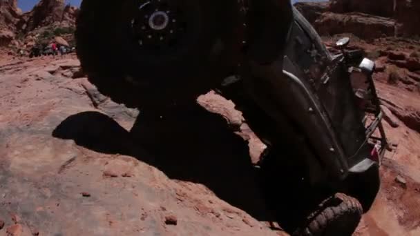 Autista sta cercando di portare jeep su una scogliera — Video Stock