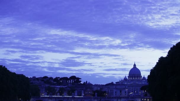 Ουρανό και τα σύννεφα μπροστά από το San Pietro στην πόλη του Βατικανού — Αρχείο Βίντεο