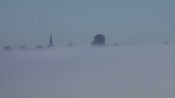 El lapso de tiempo de una capa de niebla y el horizonte de San Francisco . — Vídeos de Stock