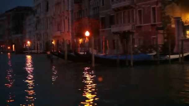 Гондола, проплывающая мимо зданий Венеции — стоковое видео